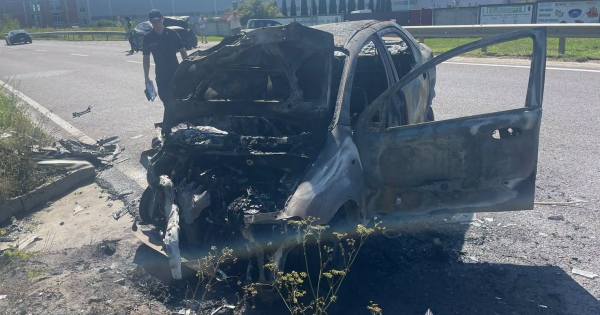 На Львівщині внаслідок зіткнення з Tesla сталося загоряння легкового автомобіля