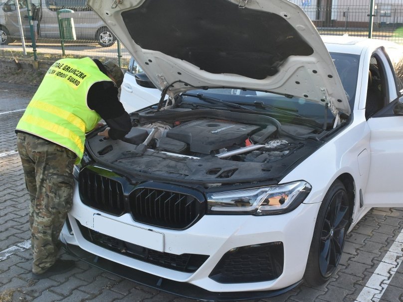 На Львівському кордоні у 22-річного українця конфіскували автомобіль BMW