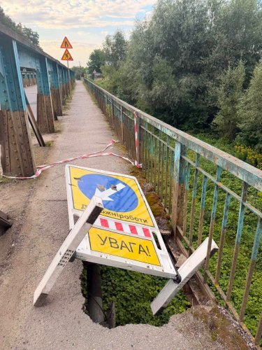 На мості при в'їзді до Самбора утворився провал, що загрожує безпеці руху