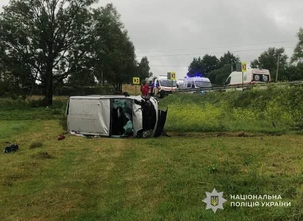 На Стрийщині внаслідок перекидання мікроавтобуса постраждали пасажири, серед яких двоє дітей