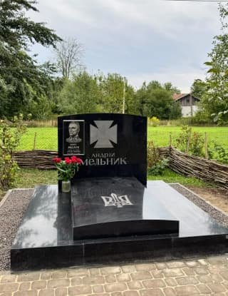 Пам'ятний знак Андрія Мельника повернули до рідного села на Львівщині