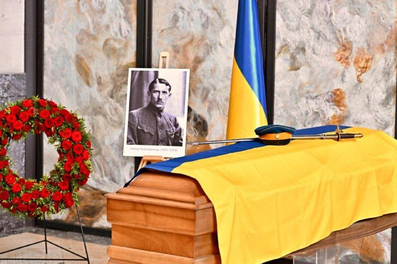 Прах Євгена Коновальця буде повернутий в Україну та тимчасово перепохований на Національному військовому меморіальному кладовищі.