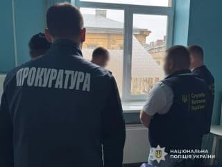 Правоохоронці передали до суду справу лікаря, який отримав хабар у 9 тисяч доларів США