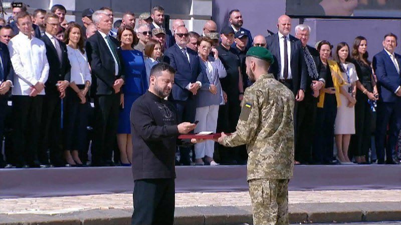 Президент України Володимир Зеленський присвоїв звання Героя України захиснику з Мостів, нагородивши його орденом «Золота Зірка»