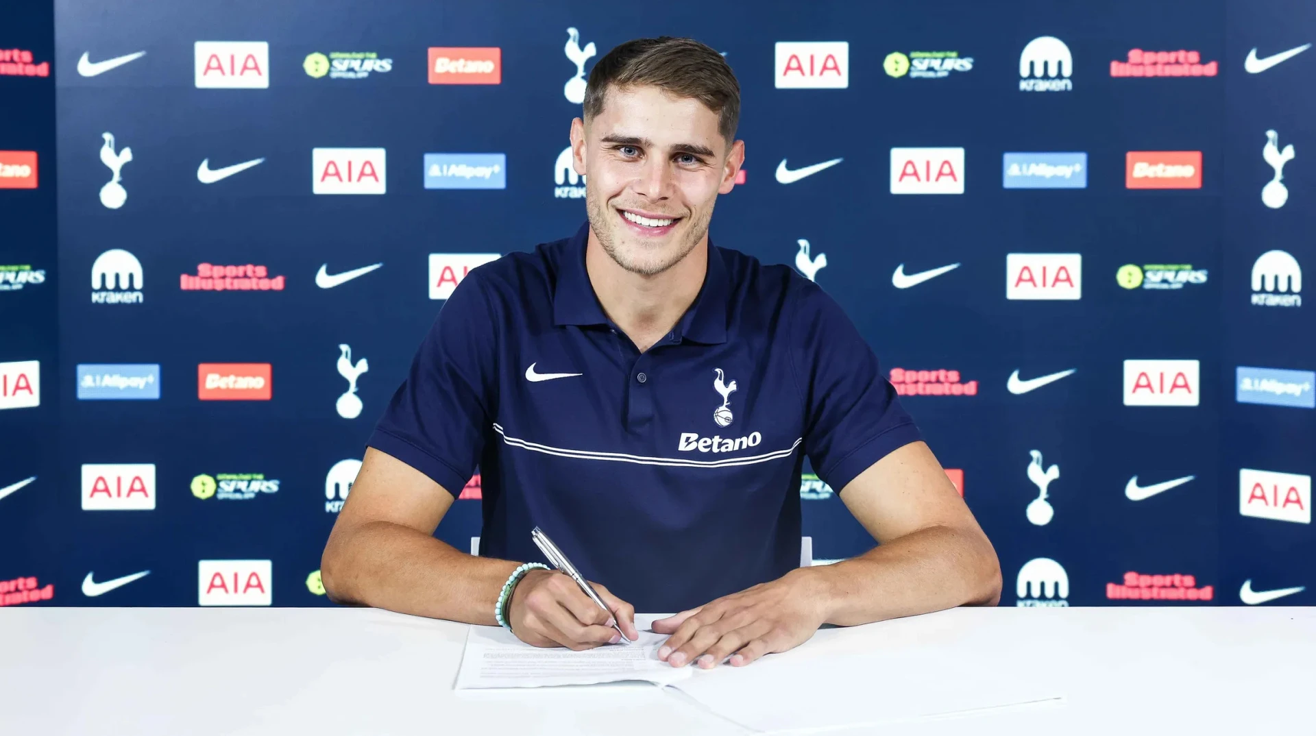 Тоттенгем підписав нову угоду з ключовим захисником команди