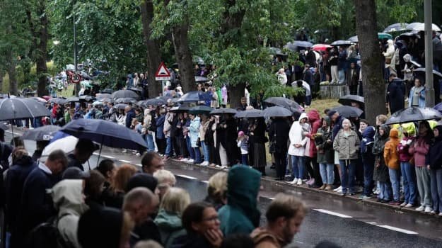 Труну короля Норвегії Гаральда доставили до палацу: тисячі людей вшанували його пам'ять у процесії