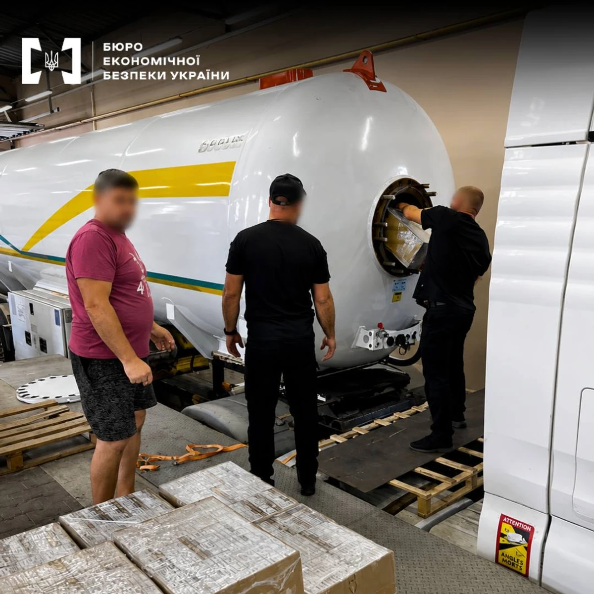 У Буковині викрили контрабанду 105 тисяч пачок сигарет, прихованих у автоцистернах