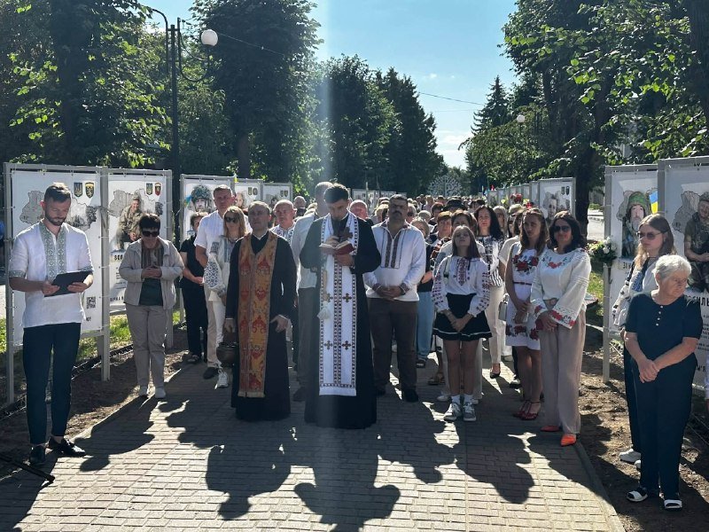 У День Незалежності України у Стрию на Алеї Героїв освятили 18 банерів на честь полеглих захисників країни