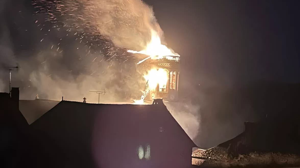 У Франції від удару блискавки виникла пожежа в дзвіниці церкви
