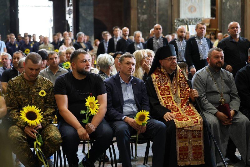 У Гарнізонному храмі вшанували пам'ять загиблих захисників України акцією «Сонях» до Дня пам’яті