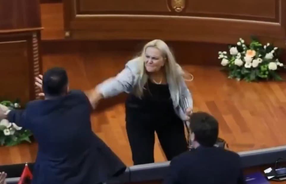У Косові депутатка влаштувала протест, закидаючи прем’єра яйцями під час парламентського засідання