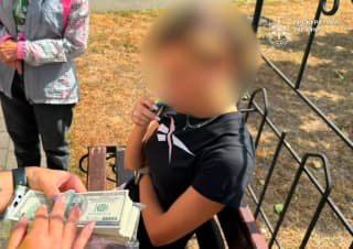 У Києві затримали посадовицю та волонтера за вимагання 20 тисяч доларів за бронювання виїзду за кордон