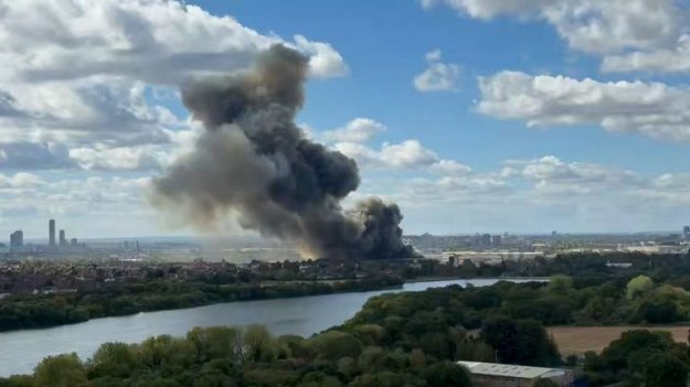 У Лондоні велика пожежа призвела до збою в роботі метро та залізничного транспорту