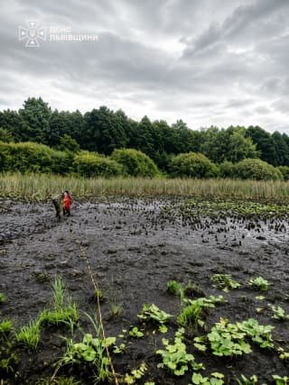 У Львівській області рятувальники витягли з болота жінку, яка потрапила в обмілілий ставок