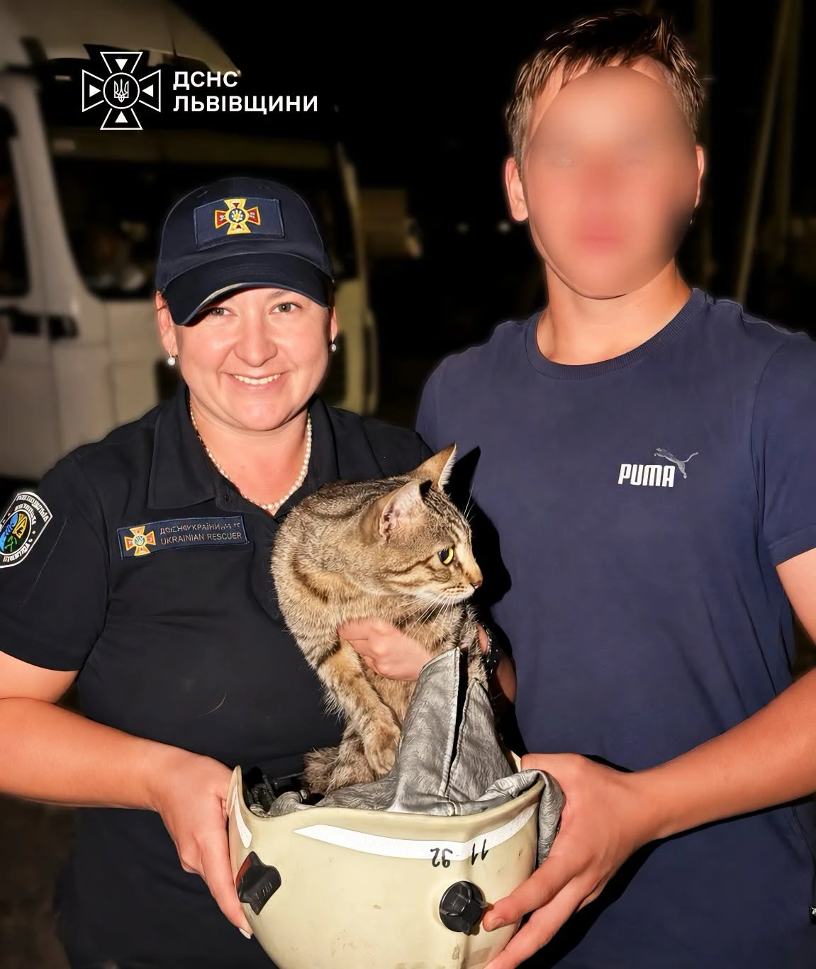 У Львівській області рятувальники звільнили кота, що застряг у п'ятиметровій вентиляційній шахті