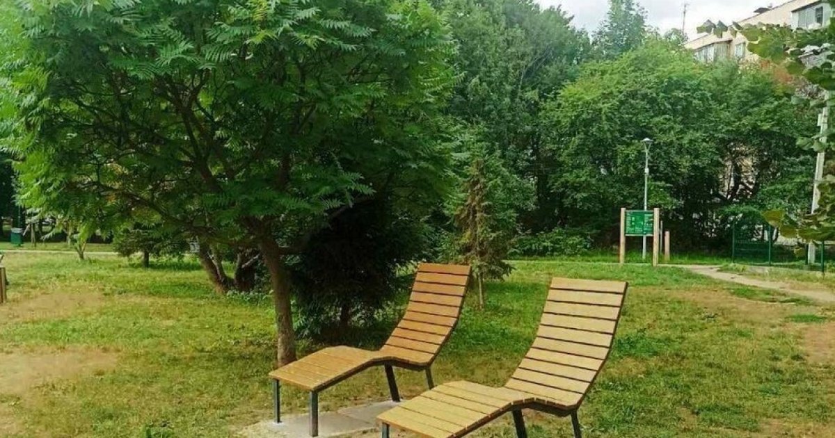 У Львівському парку з'явилися нові лежаки для комфортного відпочинку мешканців та гостей міста