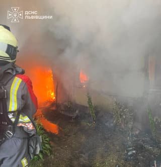 У Львівському районі сталася масштабна пожежа: згоріли два житлові будинки