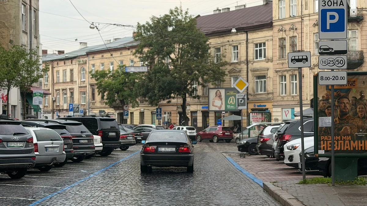 У Львові біля ТЦ "Магнус" запрацювало нове платне паркування з зарядними станціями для електромобілів