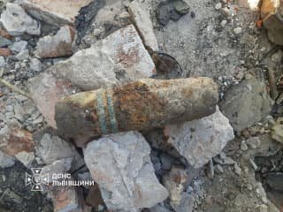 У Львові біля житлового будинку знайдено 76-мм артилерійський снаряд часів минулих конфліктів