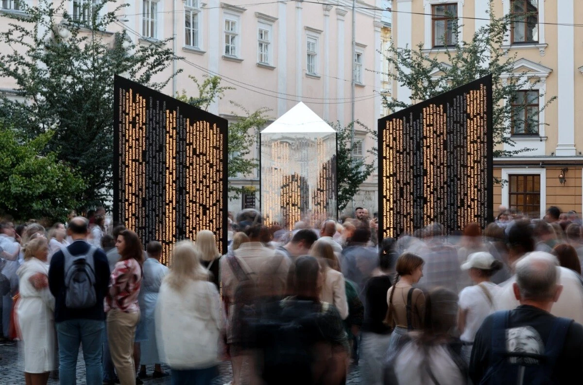 У Львові на площі Ангелів відкрили інсталяцію, присвячену полеглим захисникам України