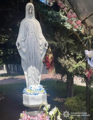 У Львові на вулиці Любінській вандали розмалювали скульптуру Діви Марії: поліція затримала підозрюваного 46-річного чоловіка