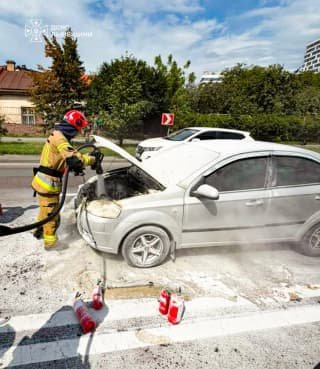 У Львові на вулиці Липинського загорівся автомобіль Chevrolet Aveo під час руху