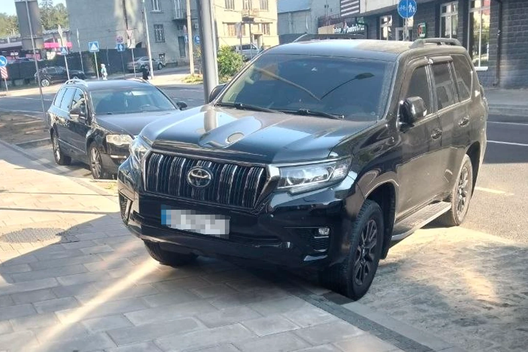 У Львові на вулиці Залізничній зафіксовано численні порушення правил паркування