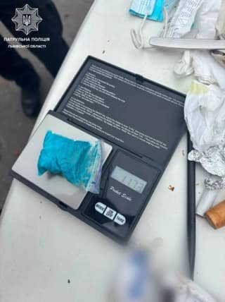 У Львові патрульні виявили значну партію синіх синтетичних солей у місцевого жителя