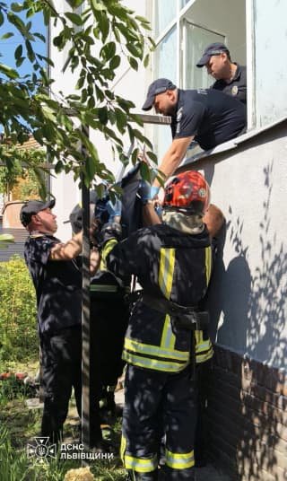 У Львові рятувальники допомогли літній жінці, яка втратила свідомість вдома