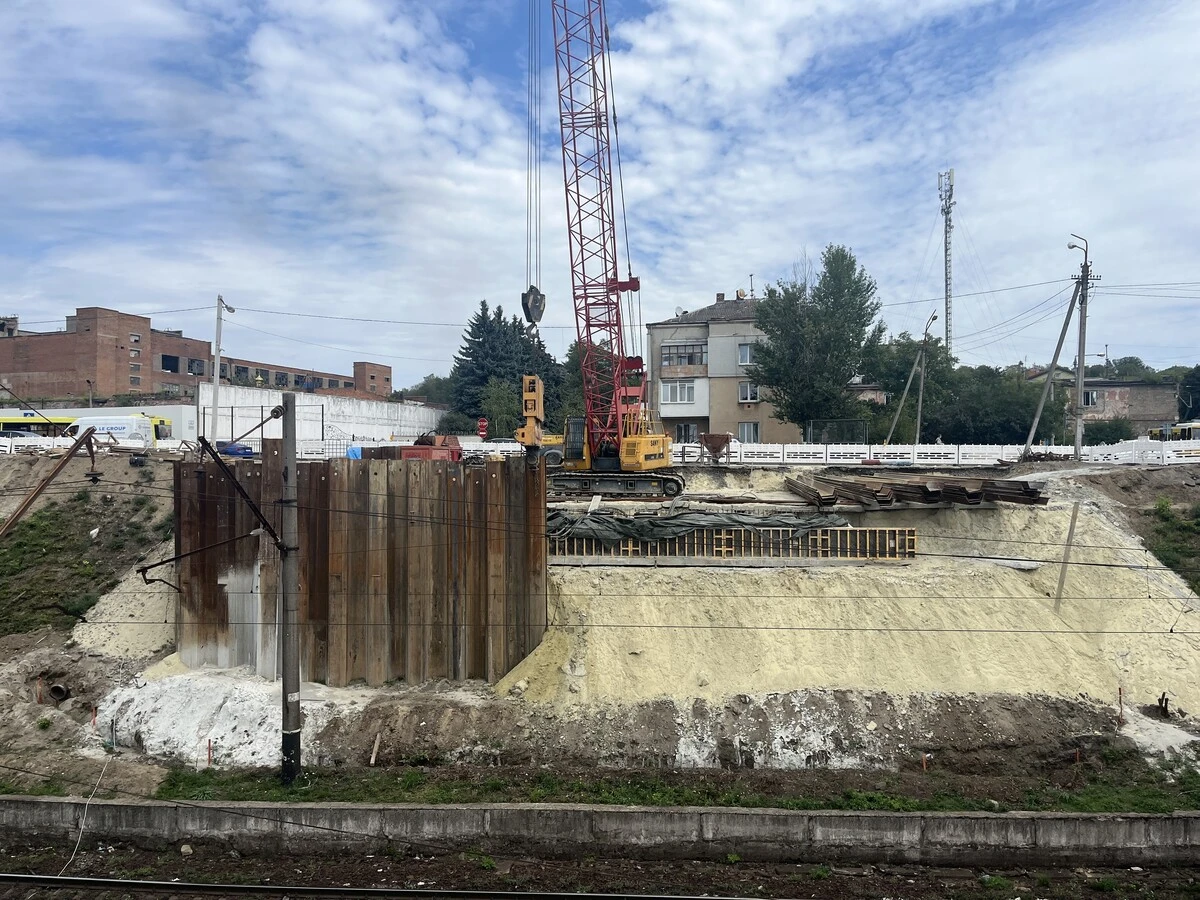 У Львові розпочинається монтаж мостових балок на новому мості в Рясному