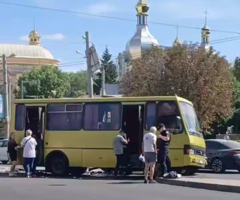 У Львові сталося зіткнення KIA і службового автобуса, внаслідок чого постраждали 10 осіб