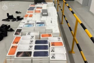 У Львові судитимуть водія, який намагався контрабандою перевезти 501 iPhone в днищі автомобіля