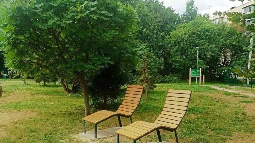 У Львові в парку "Горіховий гай" відкрили нові дерев'яні лежаки для відпочинку відвідувачів