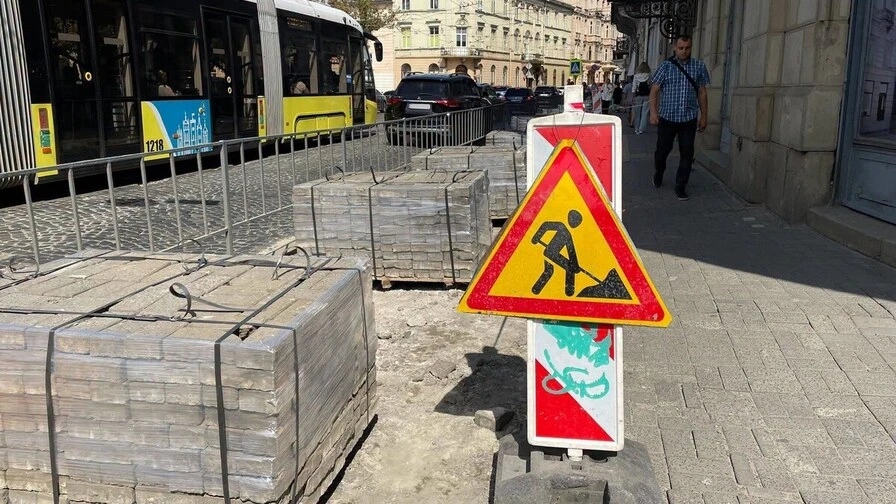 У Львові в рамках ісландської ініціативи оновлюють тротуар на площі Соборній