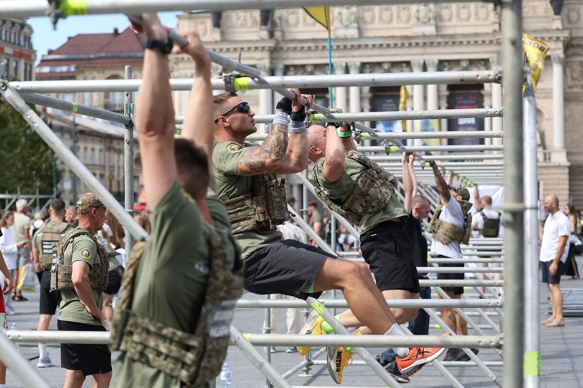 У Львові військові та ветерани оновили рекорд у кросфіт-комплексі "Murph"