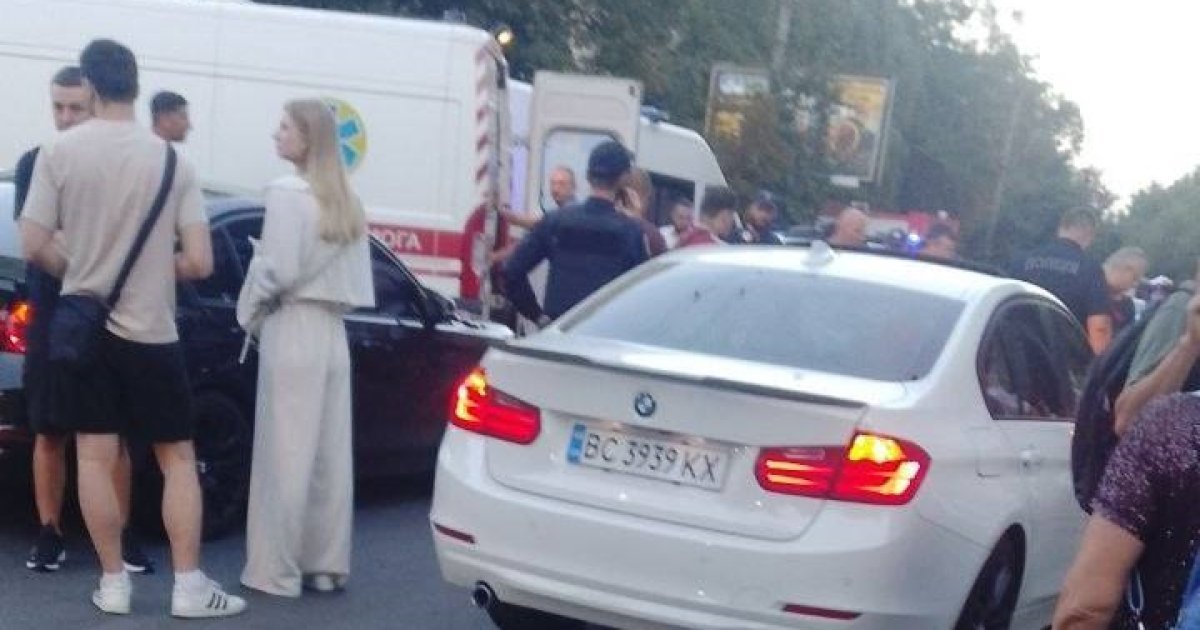 У Львові внаслідок наїзду швидкісного BMW постраждали батько з дитиною, їх госпіталізовано