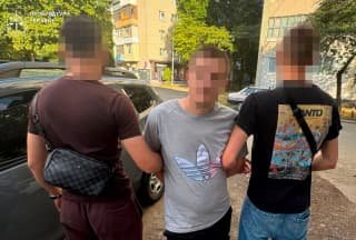 У Львові затримали чоловіка, який пограбував та травмував жертву, здавши крадену прикрасу в ломбард