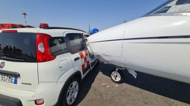 У Мілані сталася аварія: автомобіль зіткнувся з приватним літаком