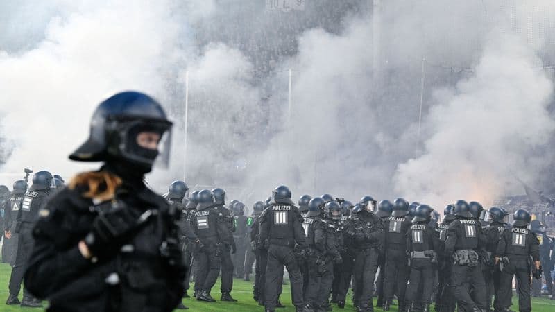 У Німеччині під час футбольного матчу сталися сутички: десятки постраждалих