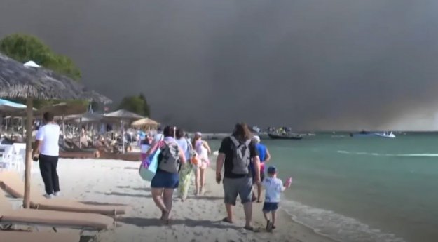 У північній Греції стартувала евакуація туристів з курортів через загрозу лісових пожеж