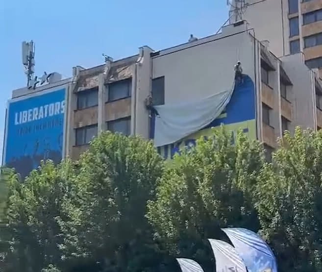У Приштині з будівлі зняли український прапор: заклик до поваги до Косова набирає обертів