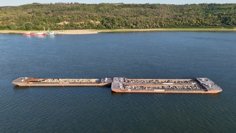 У Румунії на Дунаї затопили дві баржі для покращення умов експлуатації АЕС