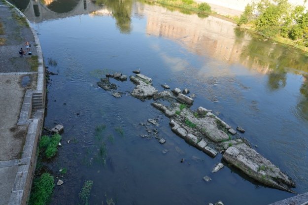 У Римі внаслідок обміління Тибру виявили залишки давнього мосту