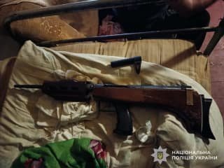 У Самбірському районі правоохоронці вилучили у 55-річного жителя незаконну гвинтівку та боєприпаси