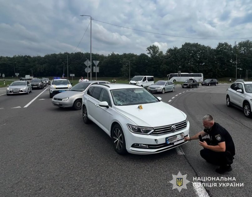 У Стрию 26-річна водійка на кільці наїхала на двох пішоходів