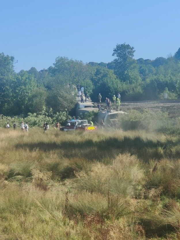 У Великій Британії внаслідок аварії зійшов з рейок пасажирський поїзд
