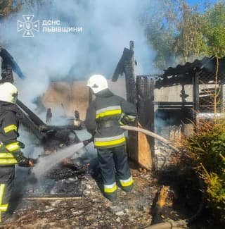 У Яворові рятувальники успішно загасили пожежу в дерев'яній господарській споруді