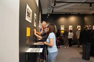 У Zenyk Art Gallery відкрили фотопроєкт, присвячений відновленню незрячих ветеранів
