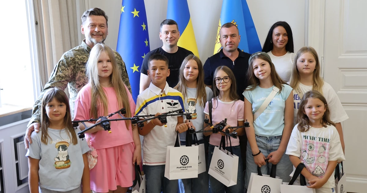Учні села на Львівщині зібрали кошти на дрони для військових, продаючи лимонад