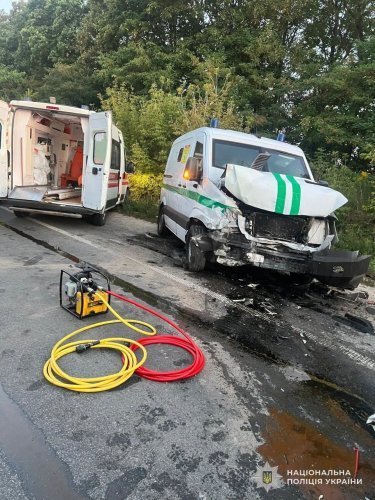 В ДТП за участю інкасаторського автомобіля поблизу Буська постраждали вісім осіб під час маневру обгону